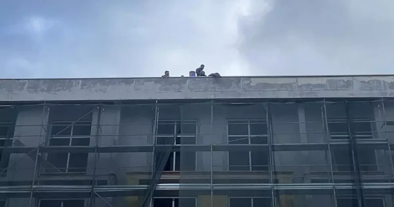Bolu da okul inşaatında işçiler parasını alamayınca çatıya çıktı
