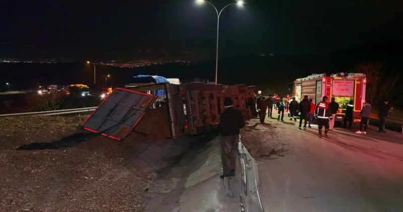 Bursa da talaş yüklü TIR devrildi: 1 ölü
