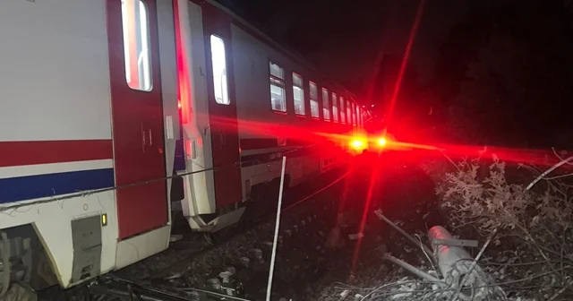 Balıkesir de toprak kaydı, yolcu treni raydan çıktı: 1 yaralı Balıkesir Haberleri