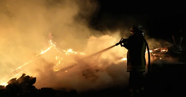 Kastamonu da çıkan yangında 3 ev zarar gördü, 2 samanlık yandı Kastamonu Haberleri