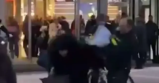 Hollanda polisi Müslüman kadınlara tekme ve copla saldırdı VİDEO İZLE