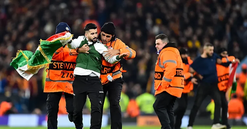 Şampiyonlar Ligi’ndeki Galatasaray maçında alçak provokasyon! Terör destekçileri sahaya daldı