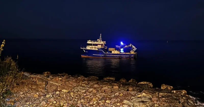 Rize de balıkçı teknesi karaya oturdu! İçindeki kişi tahliye edildi