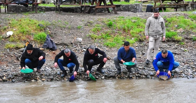 Sosyal medyada toplanan altın avcıları, yağışa rağmen İzmir de derede altın aradı Manisa Haberleri