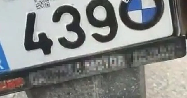 Elazığ da plakayı kalemle boyayarak değiştiren sürücüye 220 bin lira ceza yazıldı Kalemle plakasını boyayan sürücü polis ekiplerinden kaçamadı: Sürücüye 220 bin lira ceza yazıldı Elazığ Haberleri