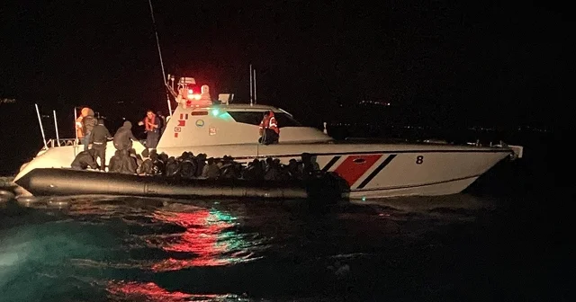 Ayvalık ta motoru arızalanan botla denizde sürüklenen 39 göçmen kurtarıldı Balıkesir Haberleri