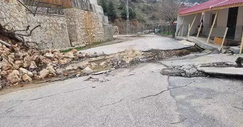 Mersin de heyelan nedeniyle bazı evler zarar gördü