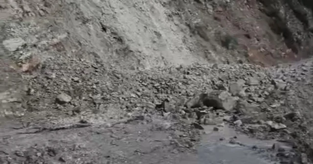 Heyelan köy yolunu ulaşıma kapattı Antalya Haberleri