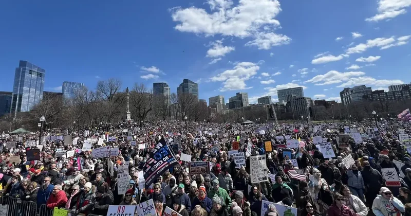 Beyaz Saray ı da kuşattılar: Krallara Hayır diyen milyonlarca kişi Trump a karşı sokağa çıktı