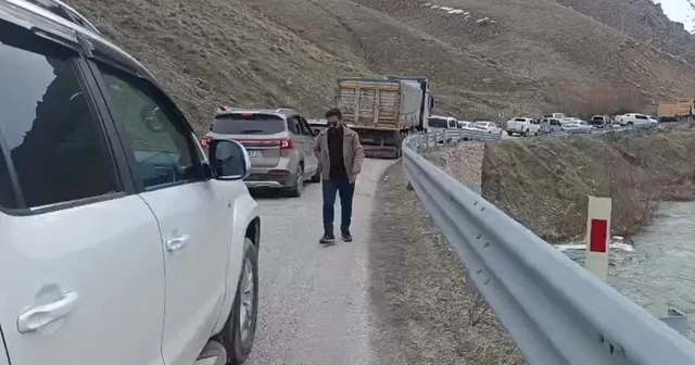 Yüksekova Van kara yolunda heyelan ulaşımı aksattı Hakkari Haberleri