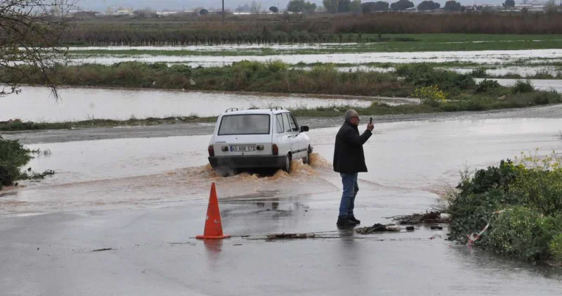 Manisa’da dereler taştı araziler su altında kaldı: Bir ev kısmen çöktü