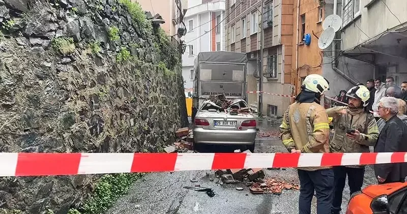 Kağıthane’de yağış sonrası duvar park halindeki aracın üstüne yıkıldı