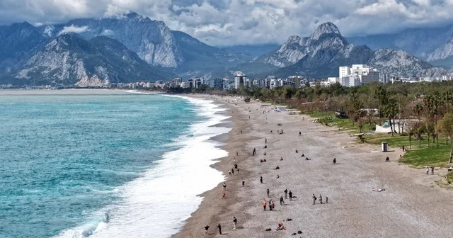 Antalya da yağış sonrası güneş açtı, sahillerde yoğunluk oluştu Antalya Haberleri