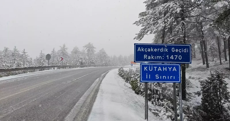 Manisa nın Demirci ilçesinde kar etkili oldu