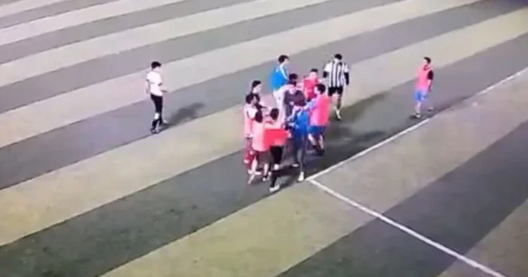 Halı sahayı boks ringine çevirdiler: Maç sırasında çıkan kavga kamerada