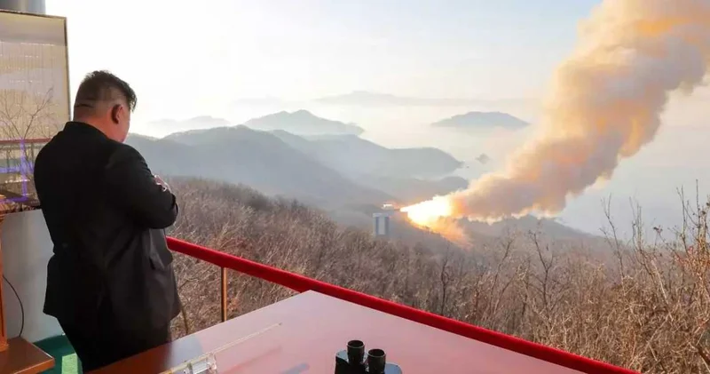 Kuzey Kore yeni füze motorunu test etti: Kim yerinde izledi