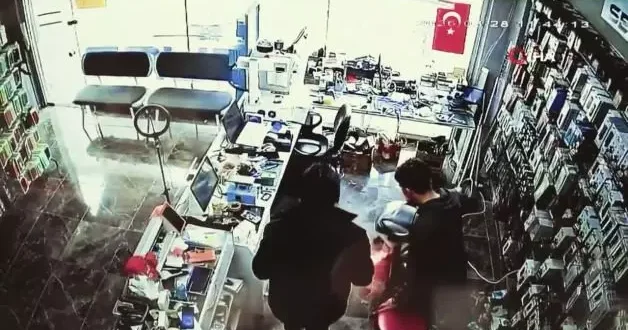 Bir anda alev aldı: Cep telefonu patlama anı kamerada