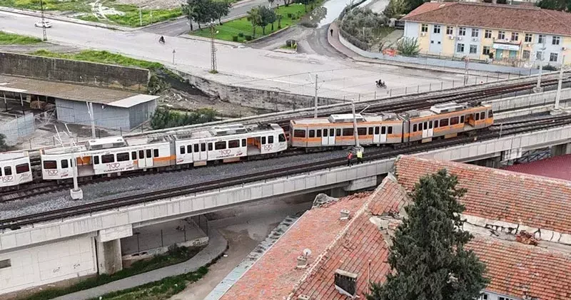 Adana’da metro vagonu seyir halindeyken raydan çıktı; kazada yaralanan olmadı