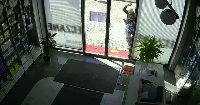 Parke taşıyla eczanenin camını kırdı, ayçiçeği yağıyla kundaklamak istedi Dehşet dolu o anlar güvenlik kamerasına yansıdı Erzurum Haberleri