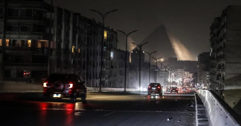 Mısır da tasarruf önlemleri: Dükkanlar erken kapandı, sokaklar karanlığa büründü