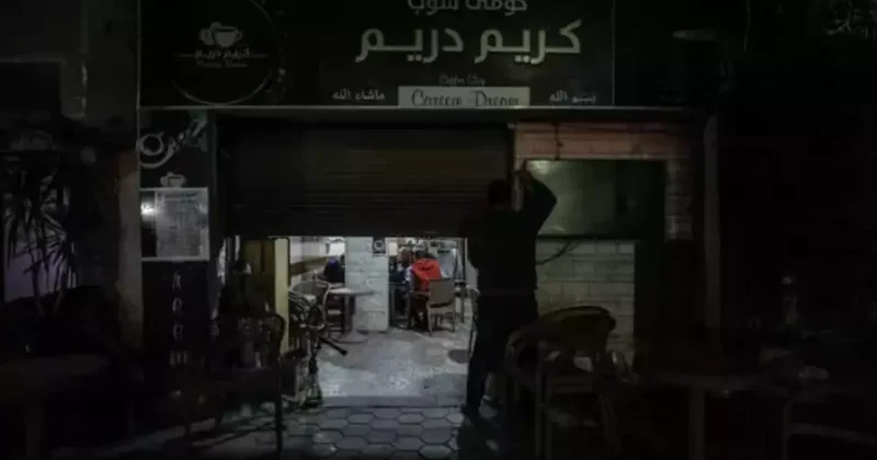 Mısır hükümetinden yeni tasarruf uygulamaları! Sokaklar karanlığa gömüldü