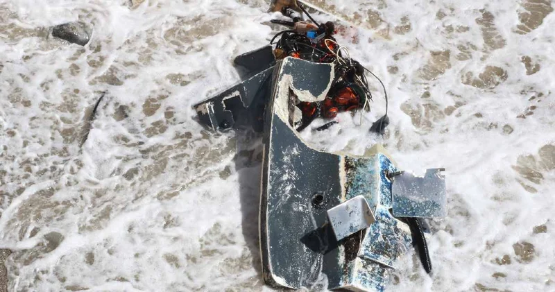 Balıkçı teknesi alabora olup parçalandı: Yüzerek kıyıya ulaştılar