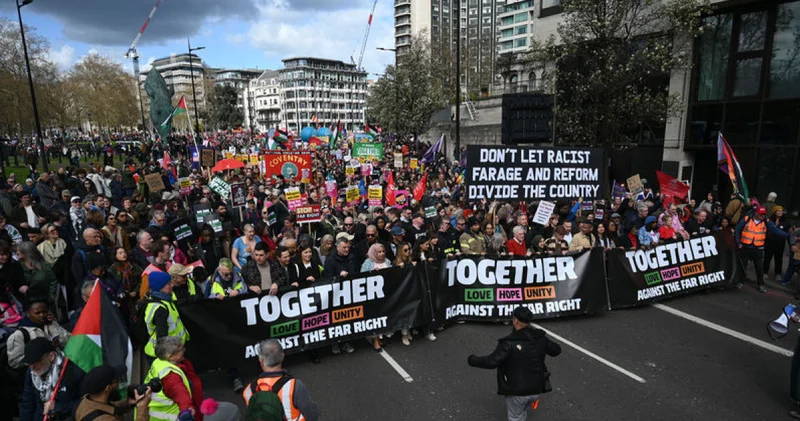 Yüz binlerce kişi katıldı: Londra da aşırı sağa karşı şimdiye kadarki en büyük gösteri! Dış Haberler