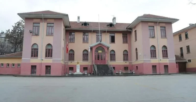 Ekonomist Mahfi Eğilmez’den tarihi okulun kapanmasına tepki Sözcü Gazetesi