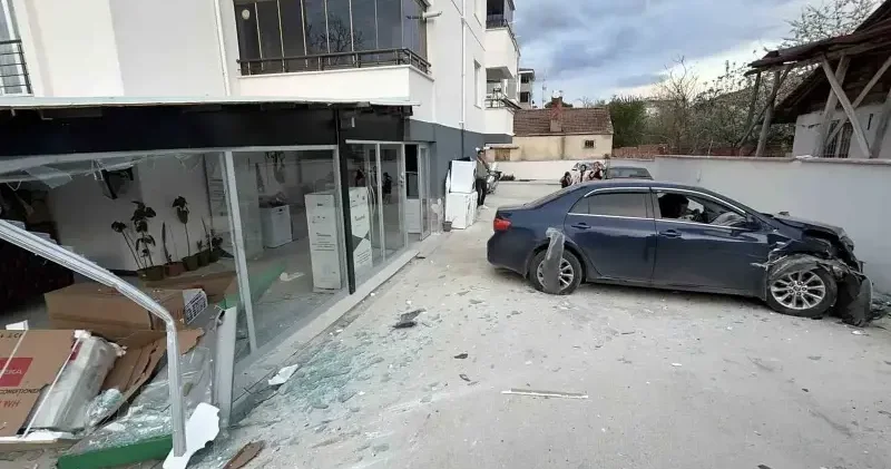 Tokat’ta otomobil markete girdi: İki kişi yaralandı Gündem Haberleri