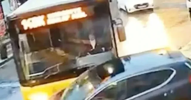 İETT otobüsü park halindeki araçları biçti VİDEO İZLE