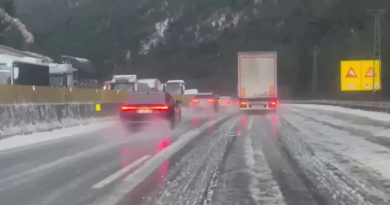 Adana da dolu ulaşımda aksamalara neden oldu