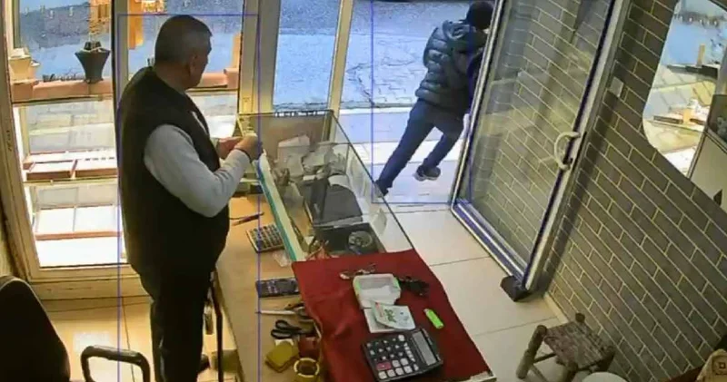 Fotoğraf çekme bahanesiyle yüzüğü alıp bir anda kaçtı! O anlar kamerada