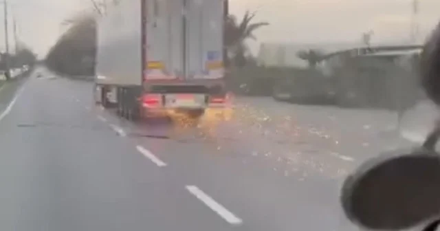 Bursa da korku dolu anlar, direği deviren TIR olay yerinden kaçtı Bursa Haberleri