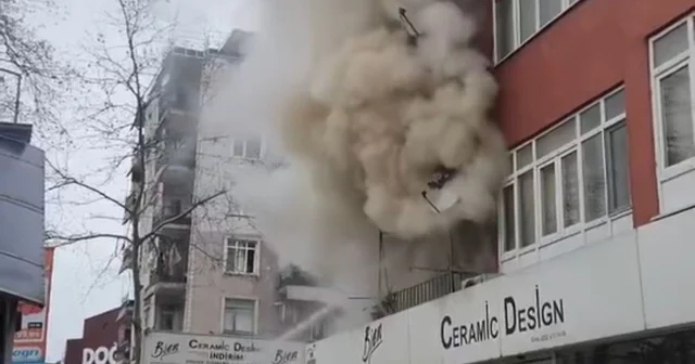 Daire alevlere teslim oldu, 4 kişi dumandan etkilendi Vatandaşların alevlerin arasından can kurtardığı yangında faciadan dönüldü Kocaeli Haberleri