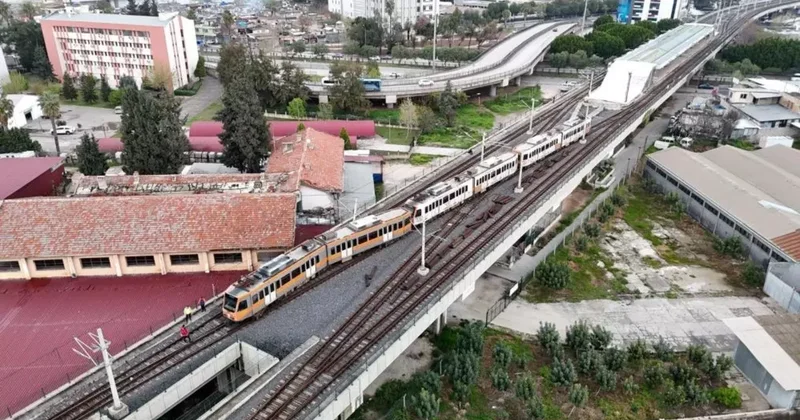Adana da raydan çıkan metro vagonu direğe çarptı