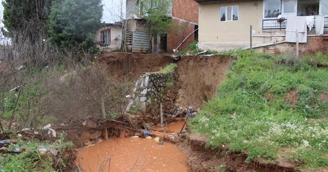 Yağmur sularıyla taşan dere, toprak kaymasına sebep oldu Yıkılma riski olan evler tahliye edildi, bölgede dolgu çalışmaları başlatılacak Aydın Haberleri