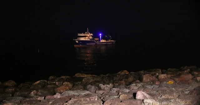 Rize de kafes balıkçılığında kullanılan balıkçı motoru karaya oturdu Rize Haberleri