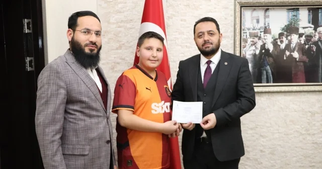 Bayram harçlıklarını Filistin e bağışladı Sivas ta yaşayan ortaokul öğrencisi Enes Çetinkaya, bayram harçlığını Filistinliler için bağışlayarak örnek bir davranış sergiledi Sivas Haberleri