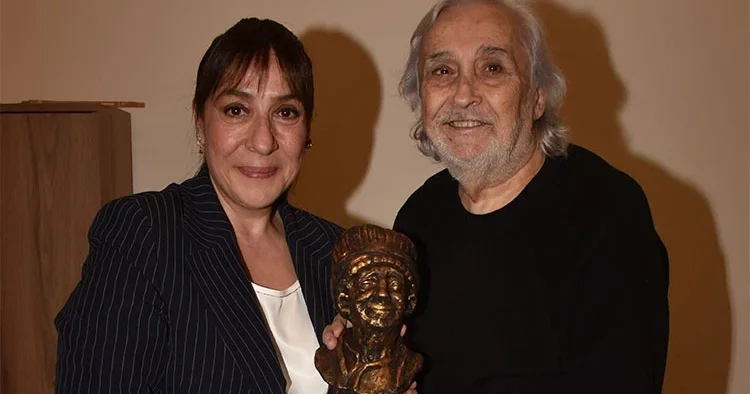 Dümbüllü ödülü Binnur Kaya ya verildi