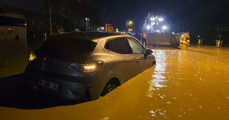Manisa’da sağanak; araçlar yolda mahsur kaldı