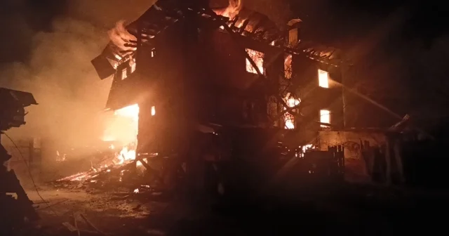 Kastamonu da 2 evde yangın çıktı: Ahır, odunluk ve samanlık da yandı Kastamonu Haberleri