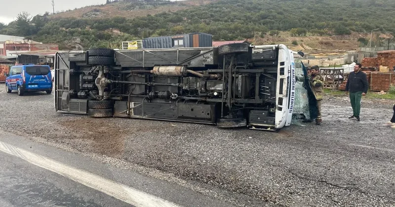 İzmir de futbolcuları taşıyan midibüs devrildi: 4 sporcu yaralandı