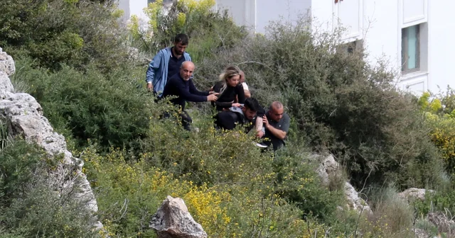 Kayalıktan düşen kadını sırtlarında taşıyıp, sağlık ekibine teslim ettiler Antalya Haberleri