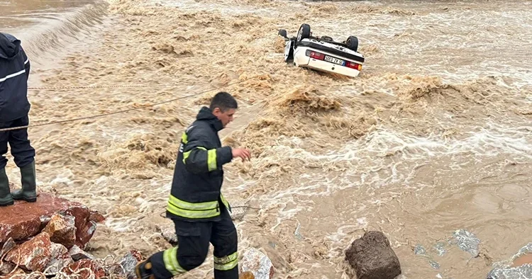 Otomobil sel sularına kapıldı: 1 ölü