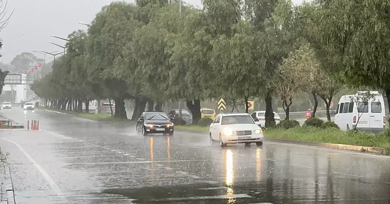 Adana da sağanak yağış etkili oldu! Cadde ve sokaklarda su birikintileri oluştu