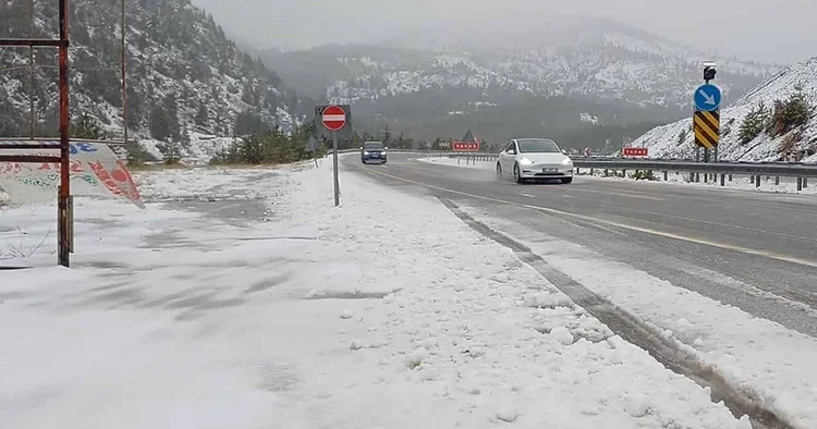 İki ili birbirine bağlayan yolda kar sürprizi: Sürücüler zor anlar yaşadı