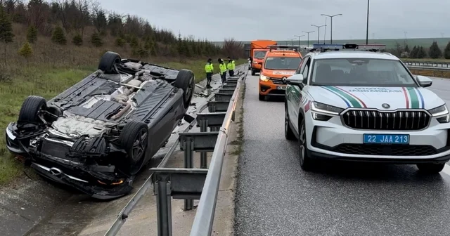 Takla atan otomobilden yara almadan kurtuldular Edirne Haberleri