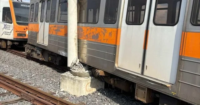 Adana da raydan çıkan metro vagonu direğe çarptı Kaza sonrası yolcular tahliye edilirken yaralanan olmadığı öğrenildi Adana Haberleri