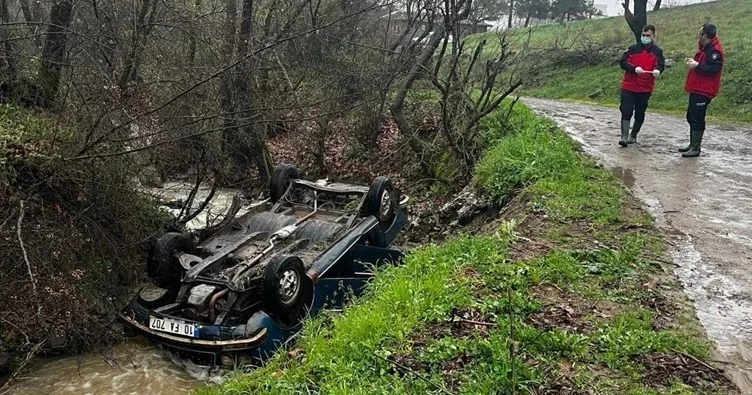 Balıkesir de dereye devrilen otomobilin yakınında ceset bulundu