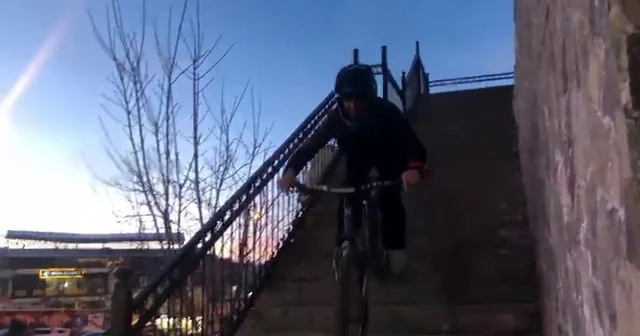 Gençlerin bisikletle merdivenler üzerindeki gösterisi nefes kesti Adrenalin tutkunu genç sporcular Erzurum un cadde ve sokak merdivenlerini bisiklet parkuruna çevirdi Erzurum Haberleri